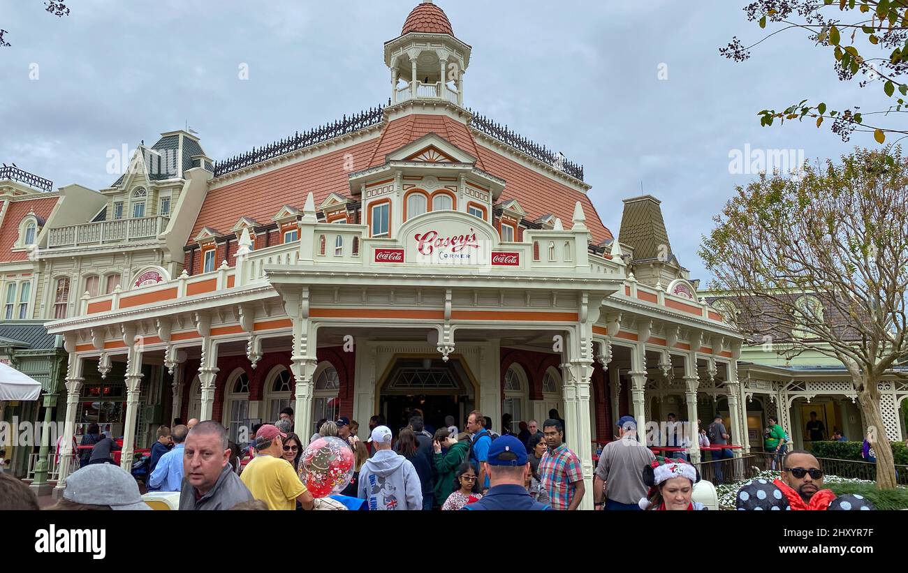 Orlando, FL USA - 21 dicembre 2019: Ristorante Caseys Corner su Main Street USA al Walt Disney World Magic Kingdom di Orlando, Florida. Foto Stock