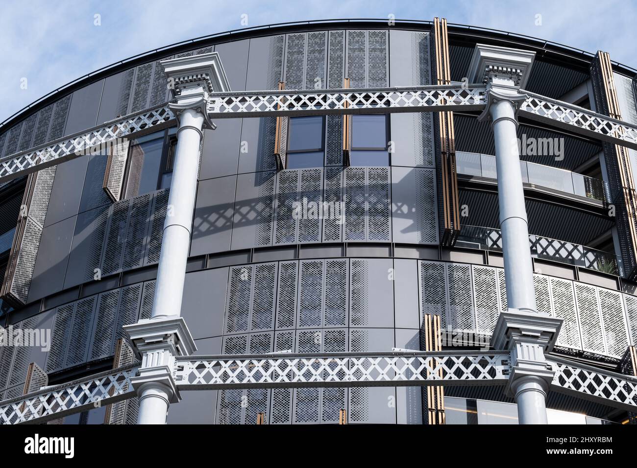 Gasholders building: Blocco di appartamenti, costruito all'interno di detentori storici vittoriani disutilizzati a King's Cross, a nord di Londra. Fotografato dal Regent's. Foto Stock