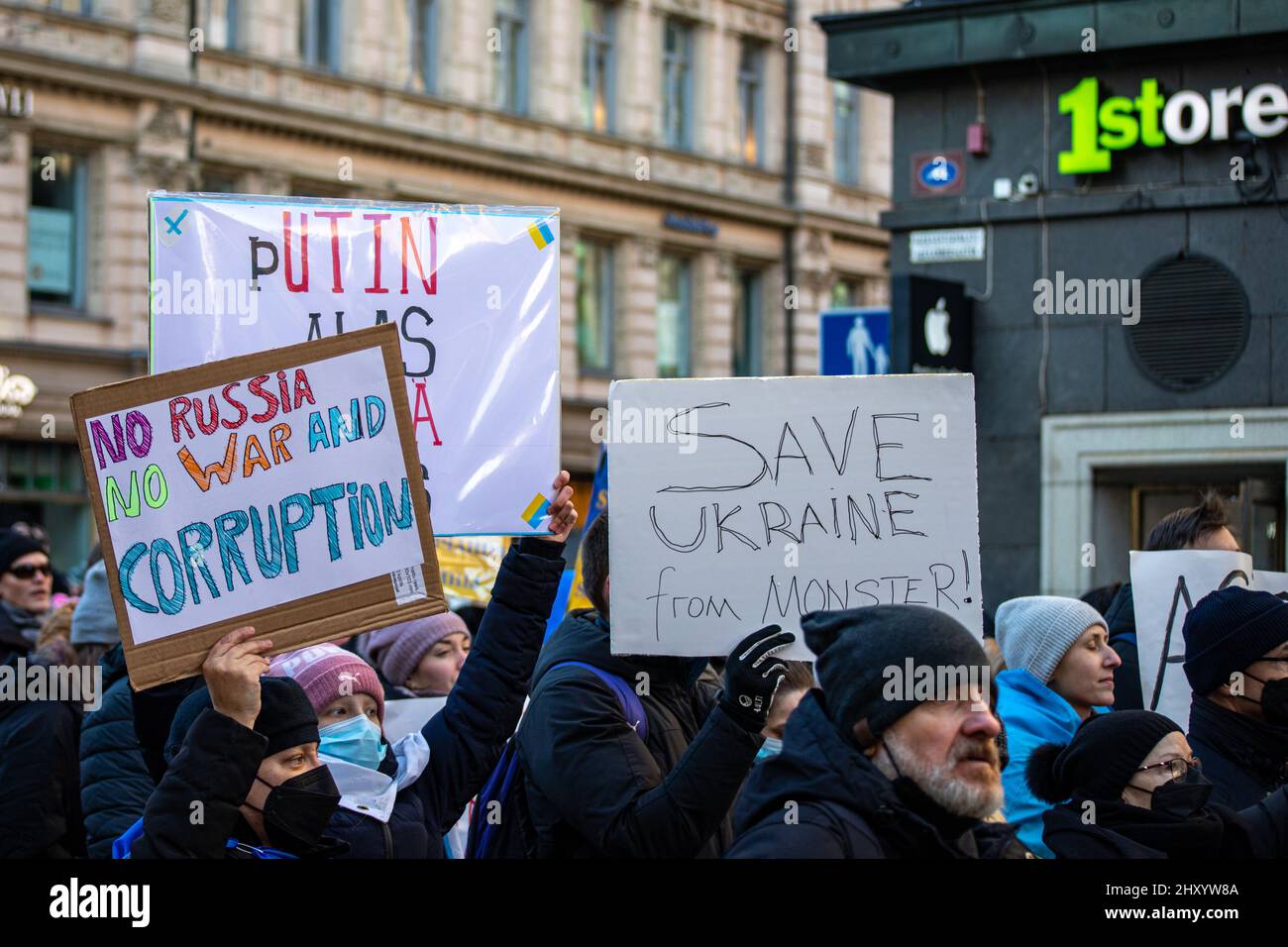 Demostratori con segni di protesta contro l'invasione russa dell'Ucraina su Aleksanterinkatu a Helsinki, Finlandia Foto Stock