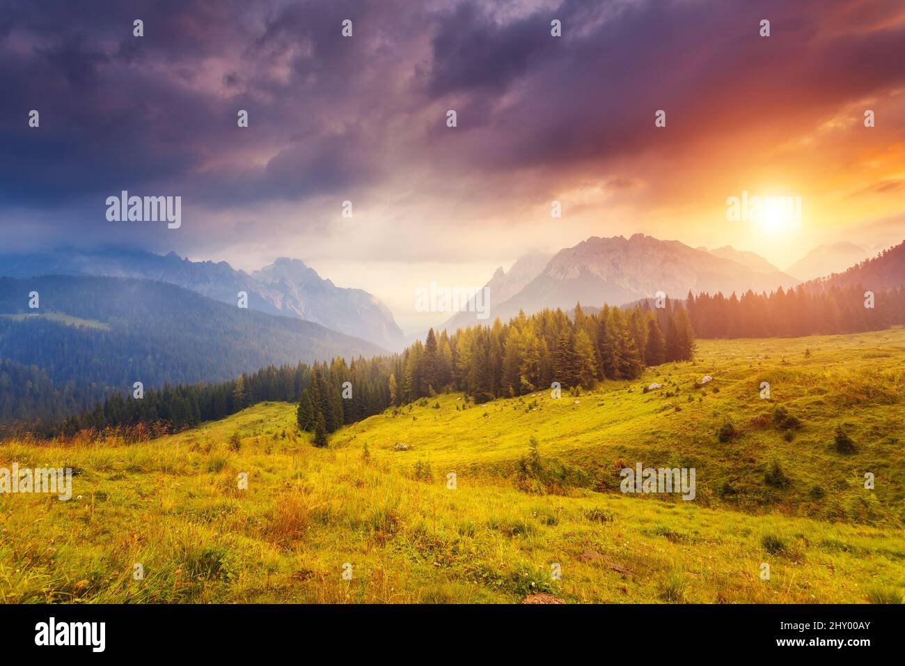 Splendida vista sulla vetta della nebbia Cresta di Enghe a Sappada. Dolomiti Pesarine, Alto Adige. Ubicazione Sauris di sotto, Italia, Europa. Incredibile Foto Stock