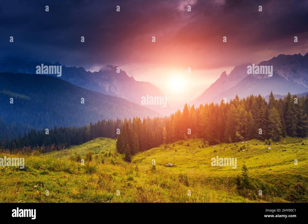 Splendida vista sulla vetta della nebbia Cresta di Enghe a Sappada. Dolomiti Pesarine, Alto Adige. Ubicazione Sauris di sotto, Italia, Europa. Incredibile Foto Stock