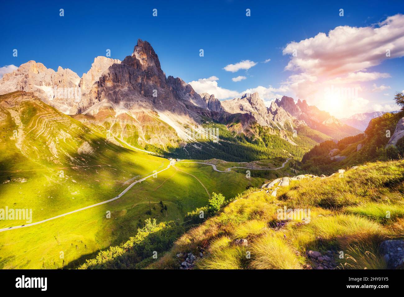 Maestosa vista del Cimon della pala con il passo Rolle. Parco Nazionale Paneveggio. Dolomiti, Alto Adige. Ubicazione pale di San Martino. Italia, Europa. Foto Stock