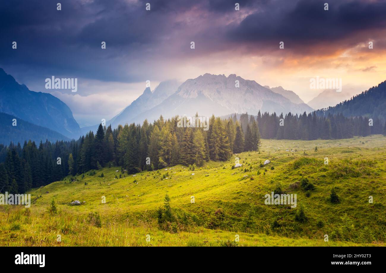 Splendida vista sulla vetta della nebbia Cresta di Enghe a Sappada. Dolomiti Pesarine, Alto Adige. Ubicazione Sauris di sotto, Italia, Europa. Incredibile Foto Stock