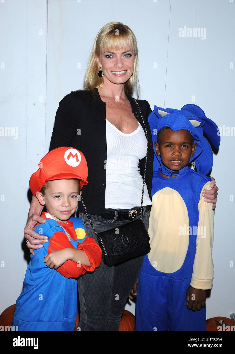 Jaime Pressly e il figlio Dezi hanno partecipato al Wonderbook di PlayStation Halloween Party tenuto alla "Foresta incantata PlayStation" di Los Angeles. Foto Stock