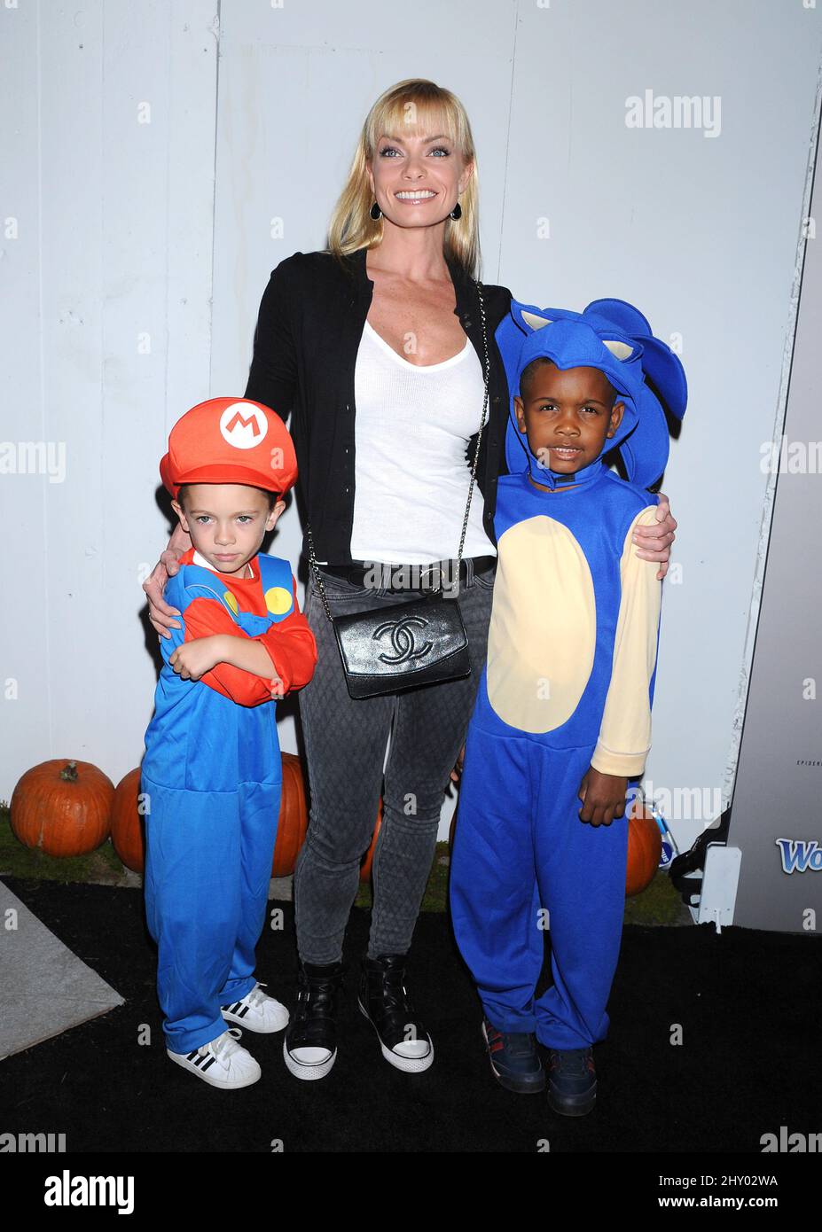 Jaime Pressly e il figlio Dezi hanno partecipato al Wonderbook di PlayStation Halloween Party tenuto alla "Foresta incantata PlayStation" di Los Angeles. Foto Stock