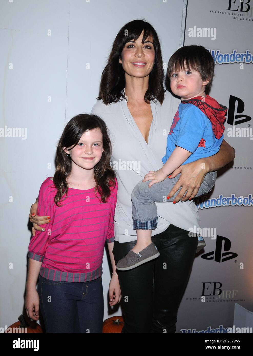 Catherine Bell, la figlia Gemma e il figlio Ronan hanno partecipato al Wonderbook Halloween Party di PlayStation tenutosi alla "Foresta incantata PlayStation" di Los Angeles. Foto Stock