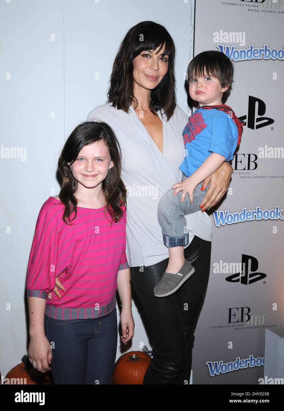 Catherine Bell, la figlia Gemma e il figlio Ronan hanno partecipato al Wonderbook Halloween Party di PlayStation tenutosi alla "Foresta incantata PlayStation" di Los Angeles. Foto Stock