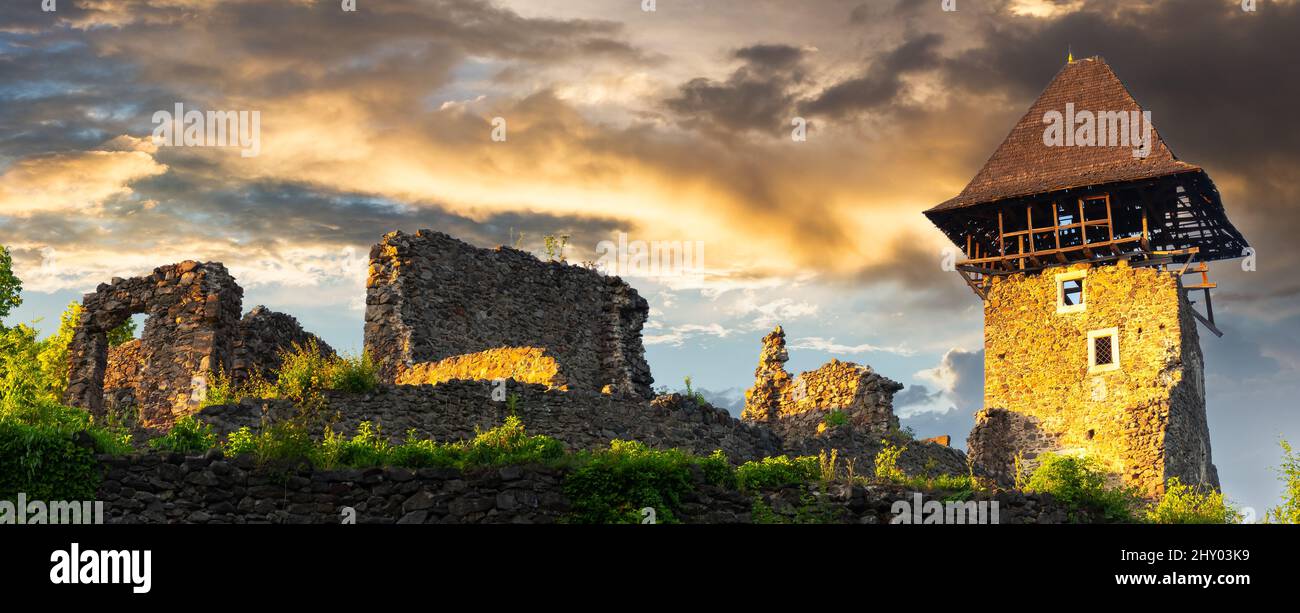 panorama del castello di nevytske. rovine di antica fortezza alla luce della sera. popolare destinazione di viaggio dell'ucraina Foto Stock