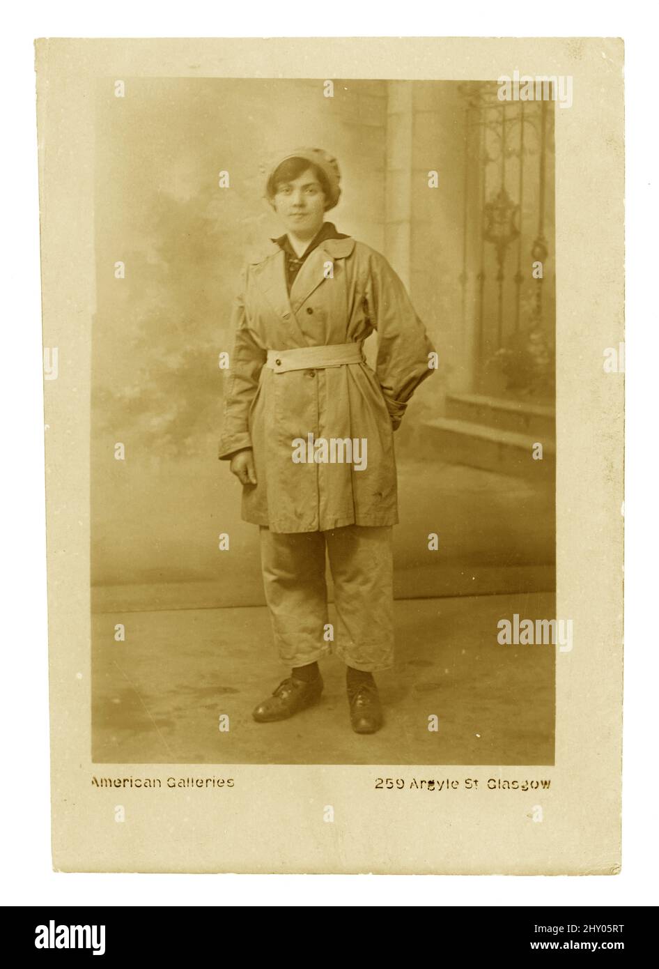 Cartolina originale dell'era WW1 di lavoratrice di fabbrica femminile, operatrice di munizioni, indossando pantaloni e un cappello, studio delle Gallerie Americane, 259 Argyle St. Glasgow, circa 1916-1918. Foto Stock