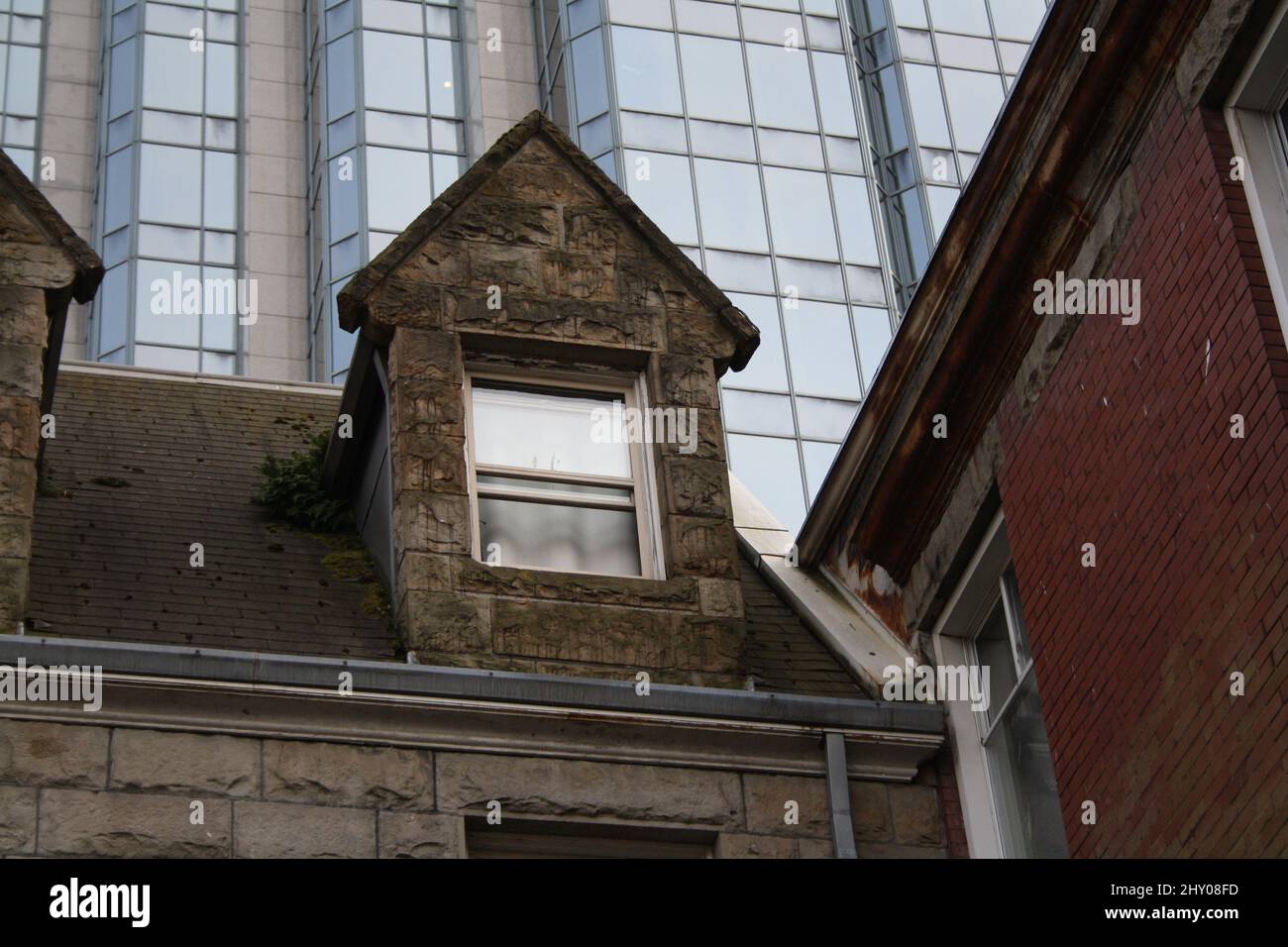 Vista ad angolo basso del tetto di un edificio con una finestra Foto Stock