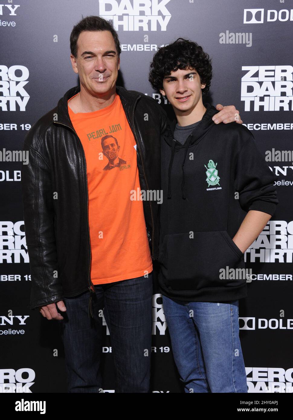 Patrick Warburton & Son Shane frequentando la prima di "Zero Dark Thirty" a Hollywood, California. Foto Stock