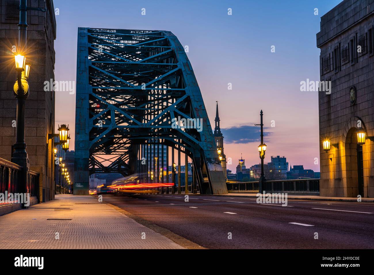 Lo storico Tyne Bridge durante la prima serata a Newcastle, Inghilterra Foto Stock