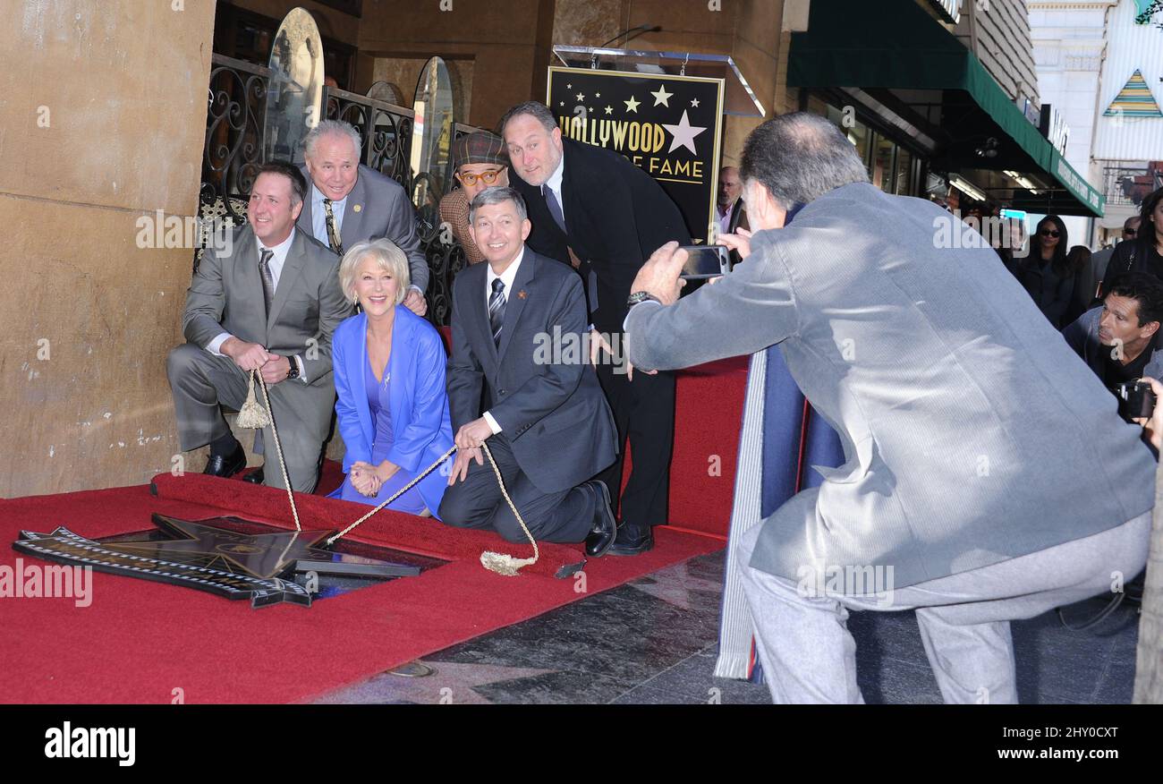 Taylor Hackford, Helen Mirren, Jon Turtletaub e David Mamet partecipano alla cerimonia della stella di Helen Mirren alla camminata di fama di Hollywood a Los Angeles, California. Foto Stock