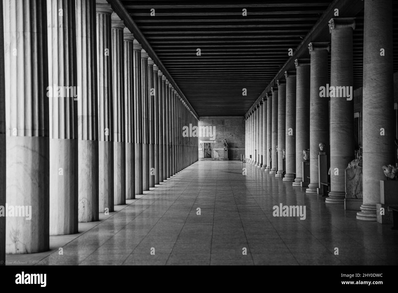 Foto in scala di grigi di Stoa di Attalos Foto Stock