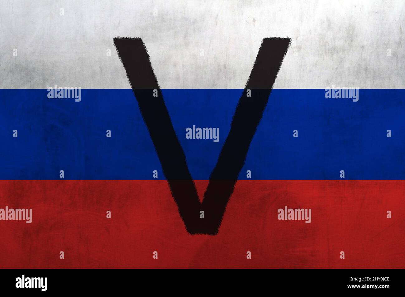Lettera nera V sullo sfondo della bandiera nazionale della Russia. Simbolo dell'operazione militare speciale in Ucraina. Foto Stock