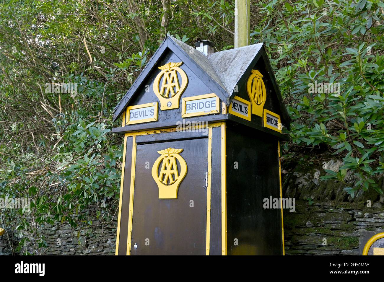 Aberystwyth, Galles - Marzo 2022: Cassetta telefonica Vintage AA gestita dall'Automobile Association presso l'attrazione turistica di Devil's Bridge Foto Stock