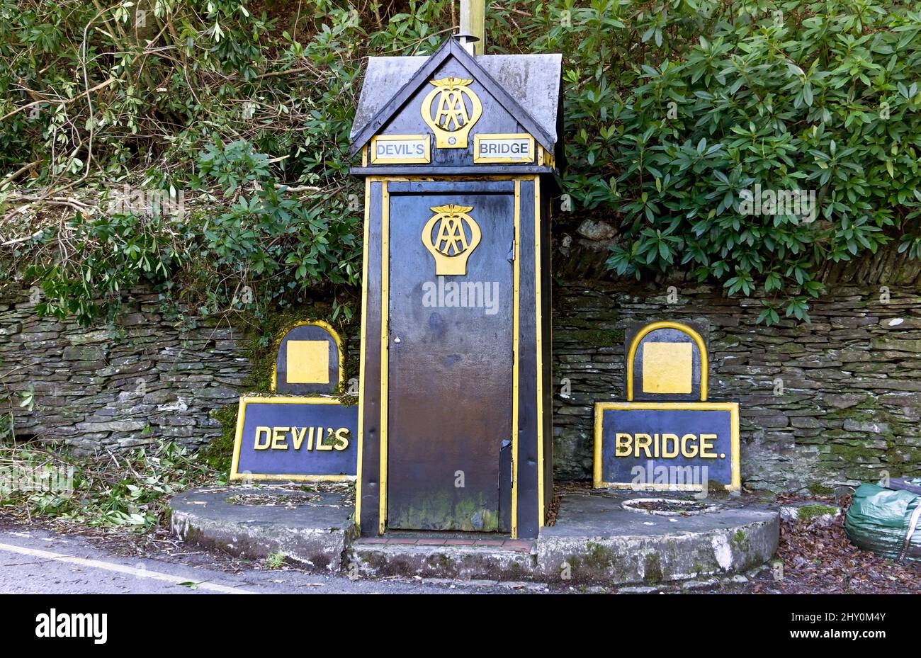 Aberystwyth, Galles - Marzo 2022: Cassetta telefonica Vintage AA gestita dall'Automobile Association presso l'attrazione turistica di Devil's Bridge Foto Stock