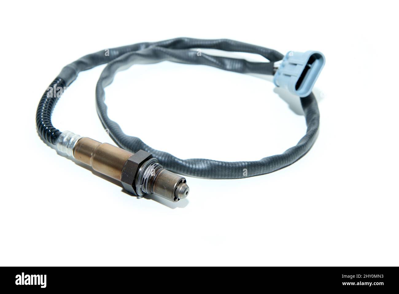 Il nuovo sensore ossigeno (o sonda lambda) per la misurazione del rapporto gas/ossigeno isolato su sfondo bianco. Foto Stock