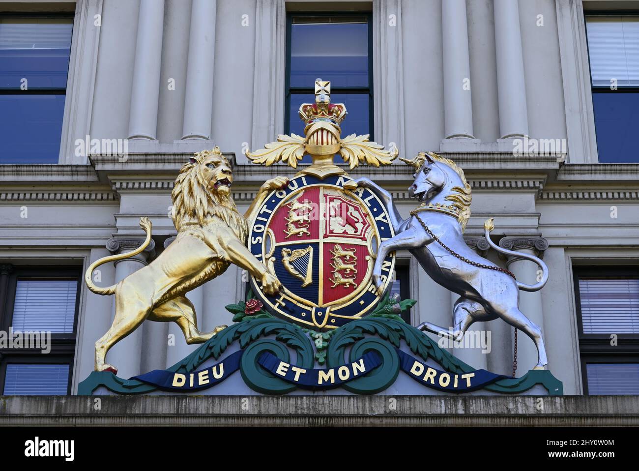 Stemma reale del Regno Unito, con un leone e un unicorno, su un edificio del governo dello stato nel distretto del tesoro di Melbourne Foto Stock