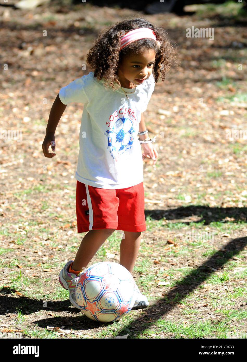 Lou Samuel, figlia di Heidi Klum, ha visto giocare a calcio in un parco a Los Angeles, USA. Foto Stock