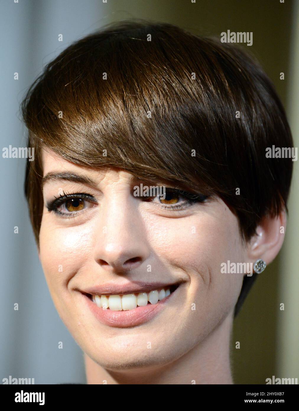 Anne Hathaway ha partecipato ai premi annuali 15th della Guild dei progettisti del costume alla sala da ballo internazionale dell'hotel Beverly Hilton a Los Angeles, California. Foto Stock