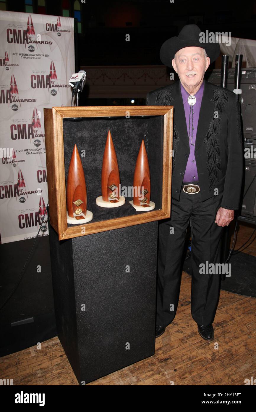 Jack Greene all'annuncio annuale delle candidature dei premi CMA 45th tenuto all'Auditorium Ryman Foto Stock