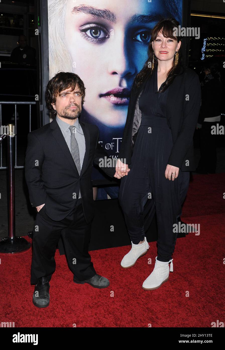 Peter Dinklage ed Erica Schmidt hanno partecipato alla prima stagione 3 dello spettacolo "il Trono di Spade" a Hollywood, California. Foto Stock
