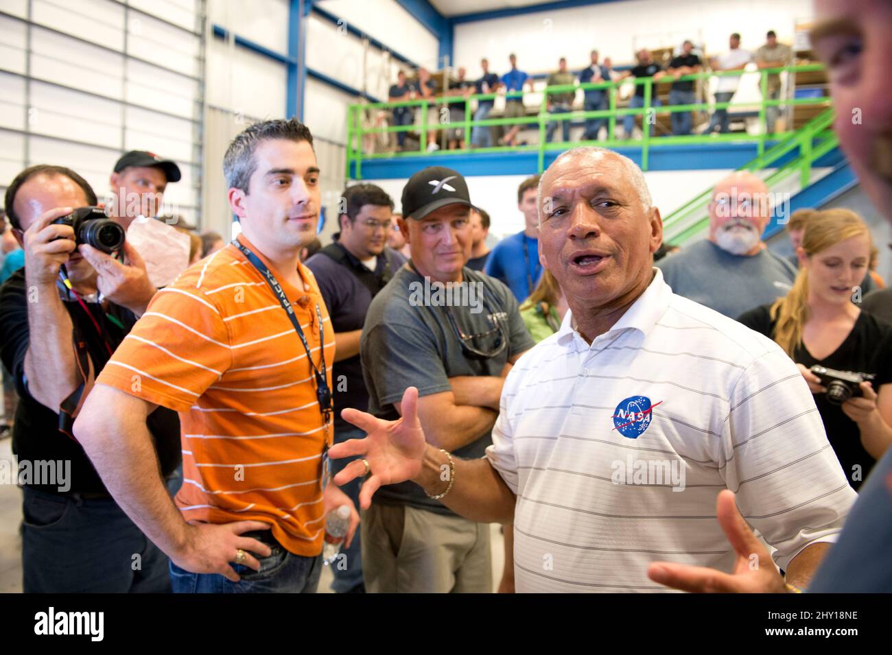 Charles BOLDEN, amministratore della NASA, ha lasciato i colloqui con i dipendenti di SpaceX in una conferenza stampa sulla navicella spaziale privata Dragon che è tornata a terra il 31st maggio 2012 dopo aver consegnato le forniture alla Stazione spaziale Internazionale. Foto Stock