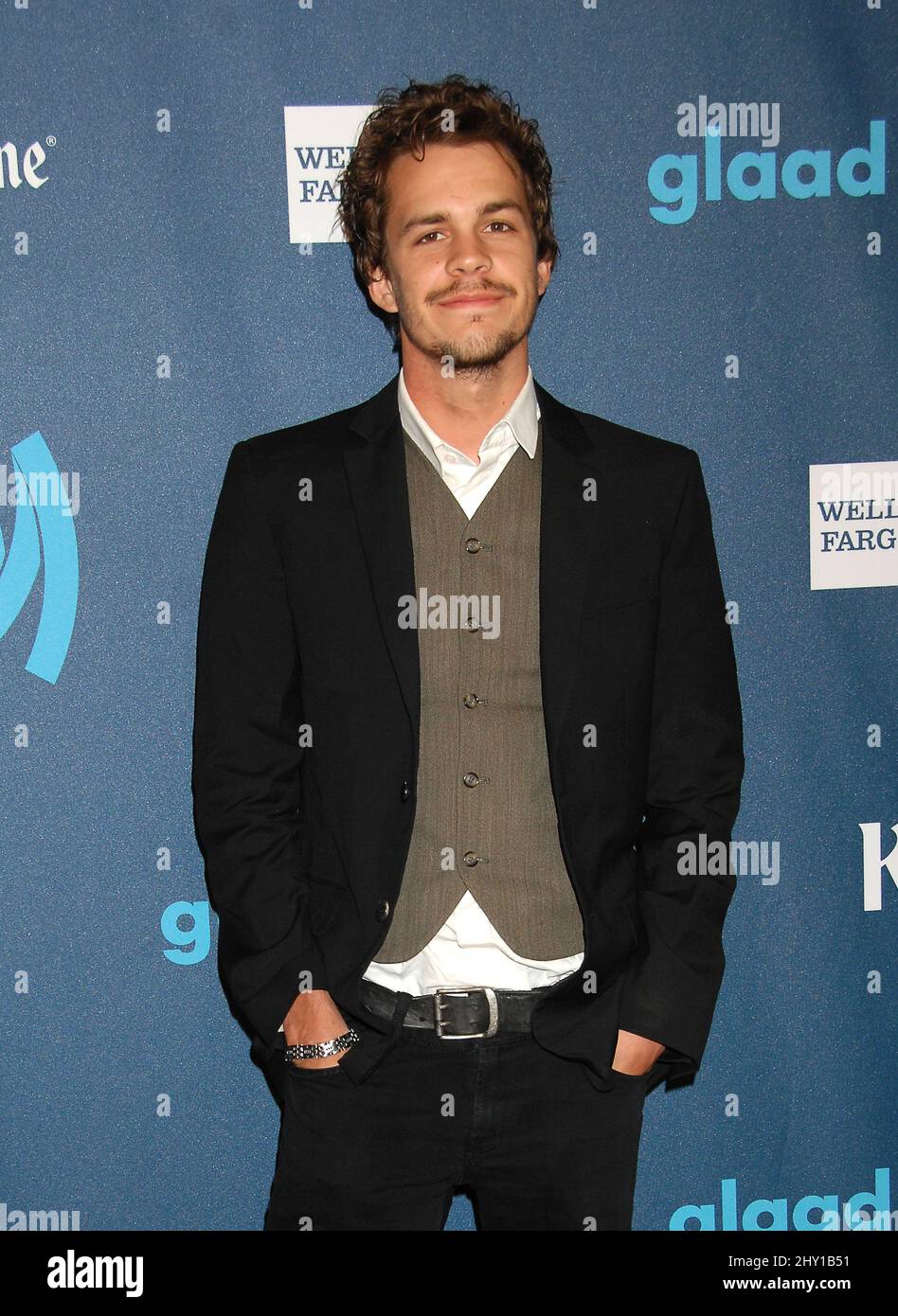 Johnny Simmons in arrivo nel 24th i premi annuali GLAAD Media Awards si sono tenuti presso il JW Marriott Los Angeles a Los Angeles LIVE. Foto Stock