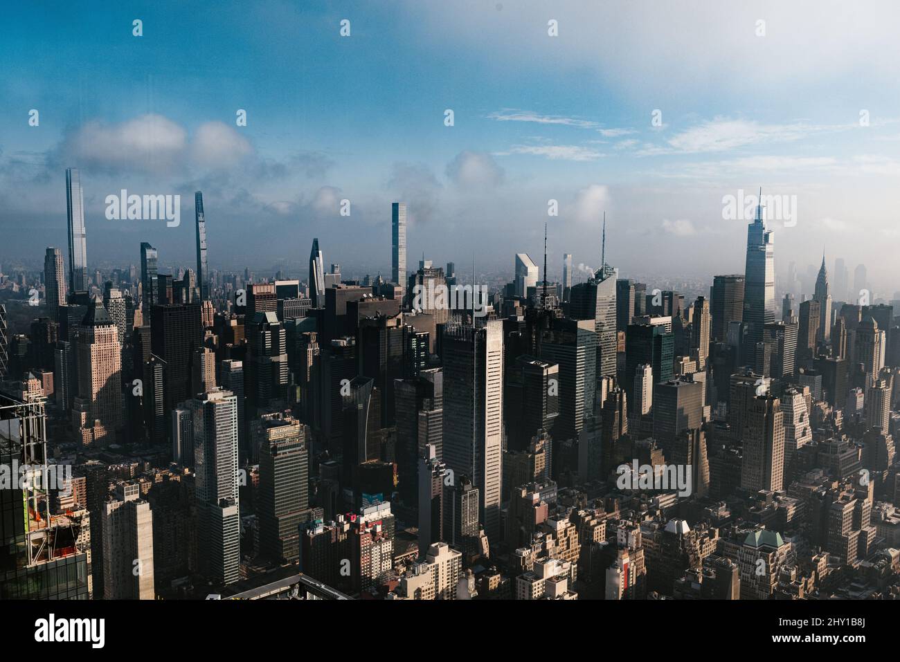 Vista laterale del pneumatico principale di pompaggio maschile concentrato della ruota di bicicletta con pistola di gonfiaggio in officina Foto Stock