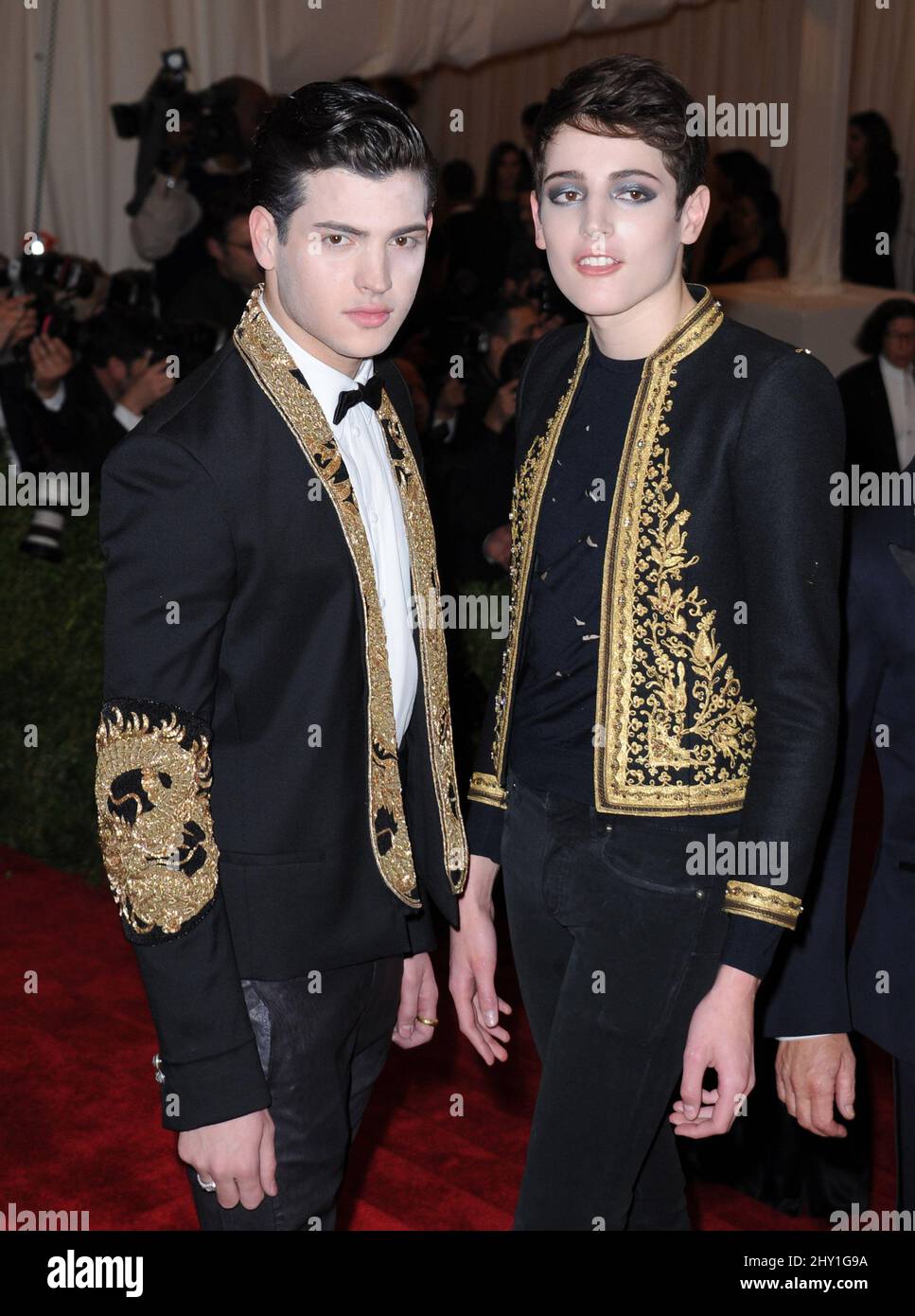 Peter Brent e Harry Brent hanno partecipato al MET Gala 2013: 'PUNK: Chaos to Couture' tenuto al Metropolitan Museum of Art di New York, USA. Foto Stock