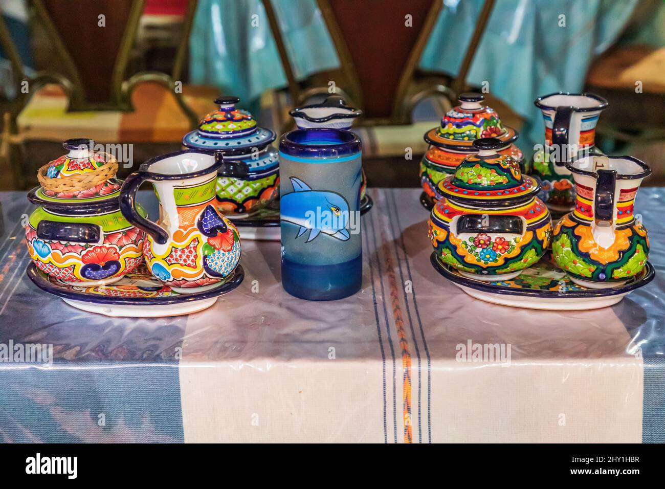 Tipiche ceramiche siciliane gli articoli in vendita nel negozio in Sicilia  a Taormina Italia Foto stock - Alamy
