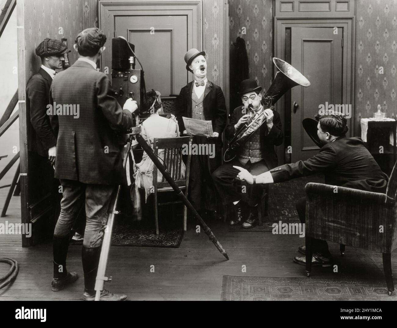 La star del film muto ben Turpin, dietro le quinte del 1925. Riferimento file n. 34145-726THA Foto Stock