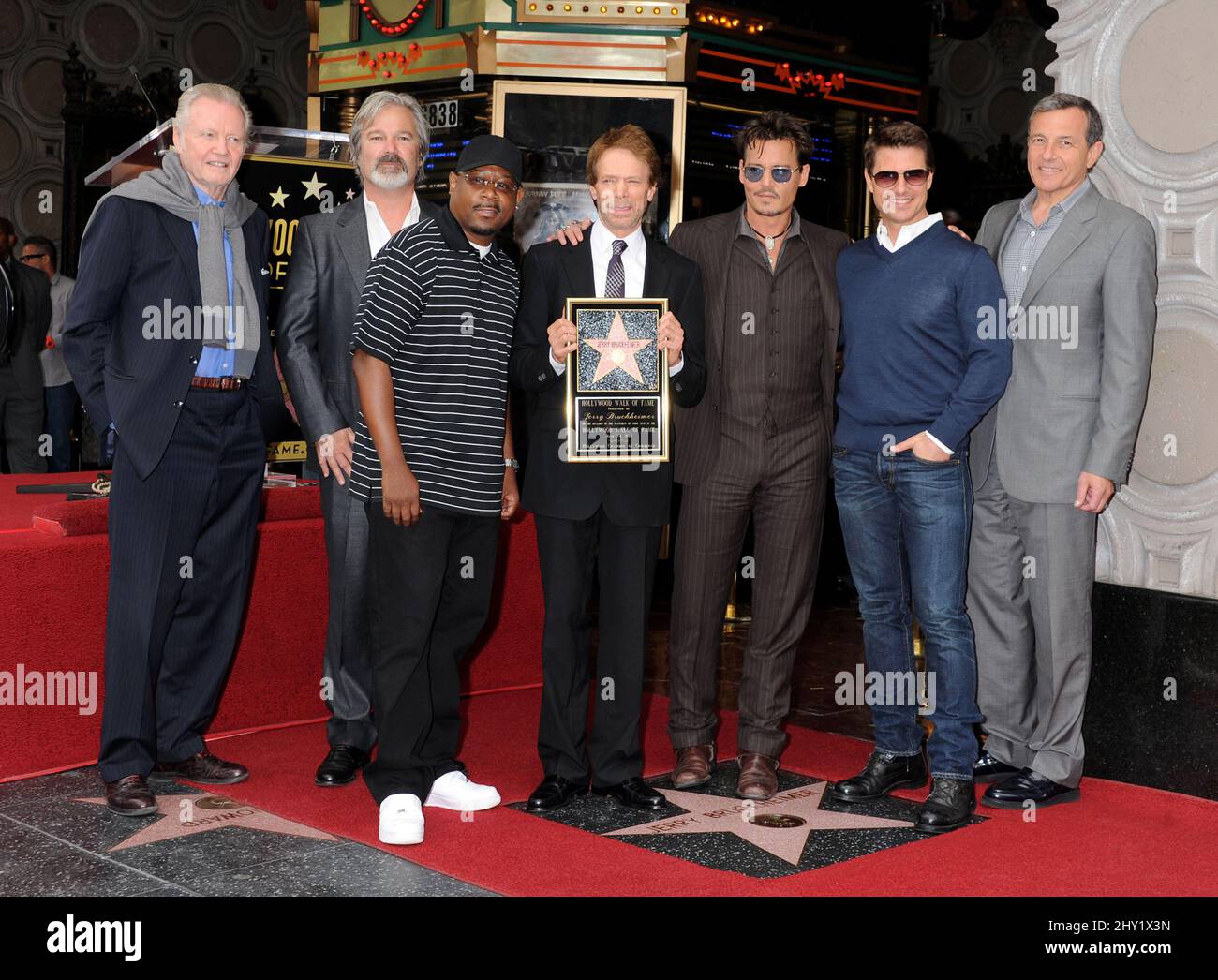 Jon Voight, Gore Verbinski, Martin Lawrence, Jerry Bruckheimer, Johnny Depp, Tom Cruise e Bob Iger durante la cerimonia della Jerry Bruckheimer Hollywood Walk of Fame, Hollywood. California Foto Stock