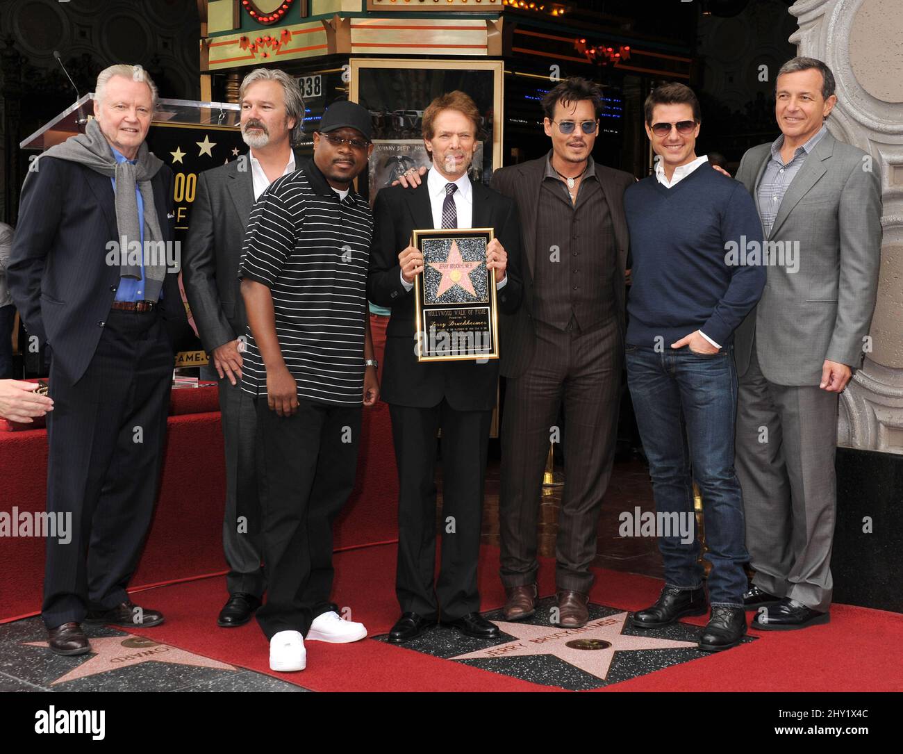 Jon Voight, Gore Verbinski, Martin Lawrence, Jerry Bruckheimer, Johnny Depp, Tom Cruise e Bob Iger durante la cerimonia della Jerry Bruckheimer Hollywood Walk of Fame, Hollywood. California Foto Stock