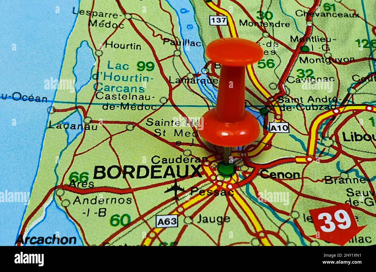 Primo piano di una posizione fissata sulla mappa della città di Bordeaux in Francia Foto Stock