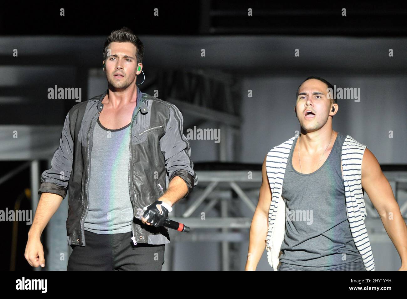 James Maslow (a sinistra) e Carlos pena, Jr. Di Big Time Rush sul palco durante il Summer Break Tour, fermati al Time Warner Cable Music Pavillion, Raleigh, North Carolina. Foto Stock