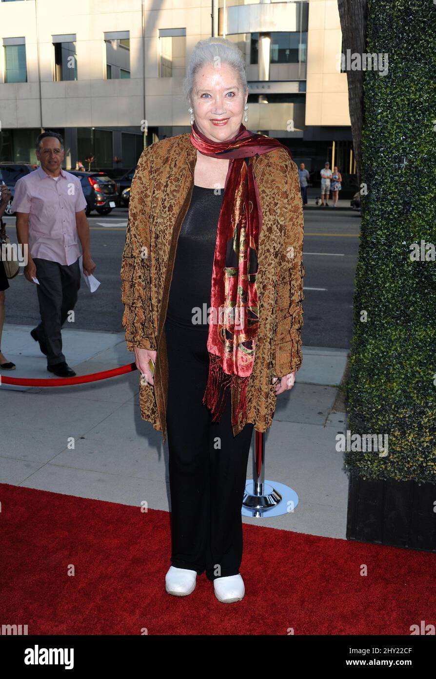 Sally Kirkland arriva per la prima di Blue Jasmine tenuto presso l'Academy Theatre di Los Angeles. Foto Stock