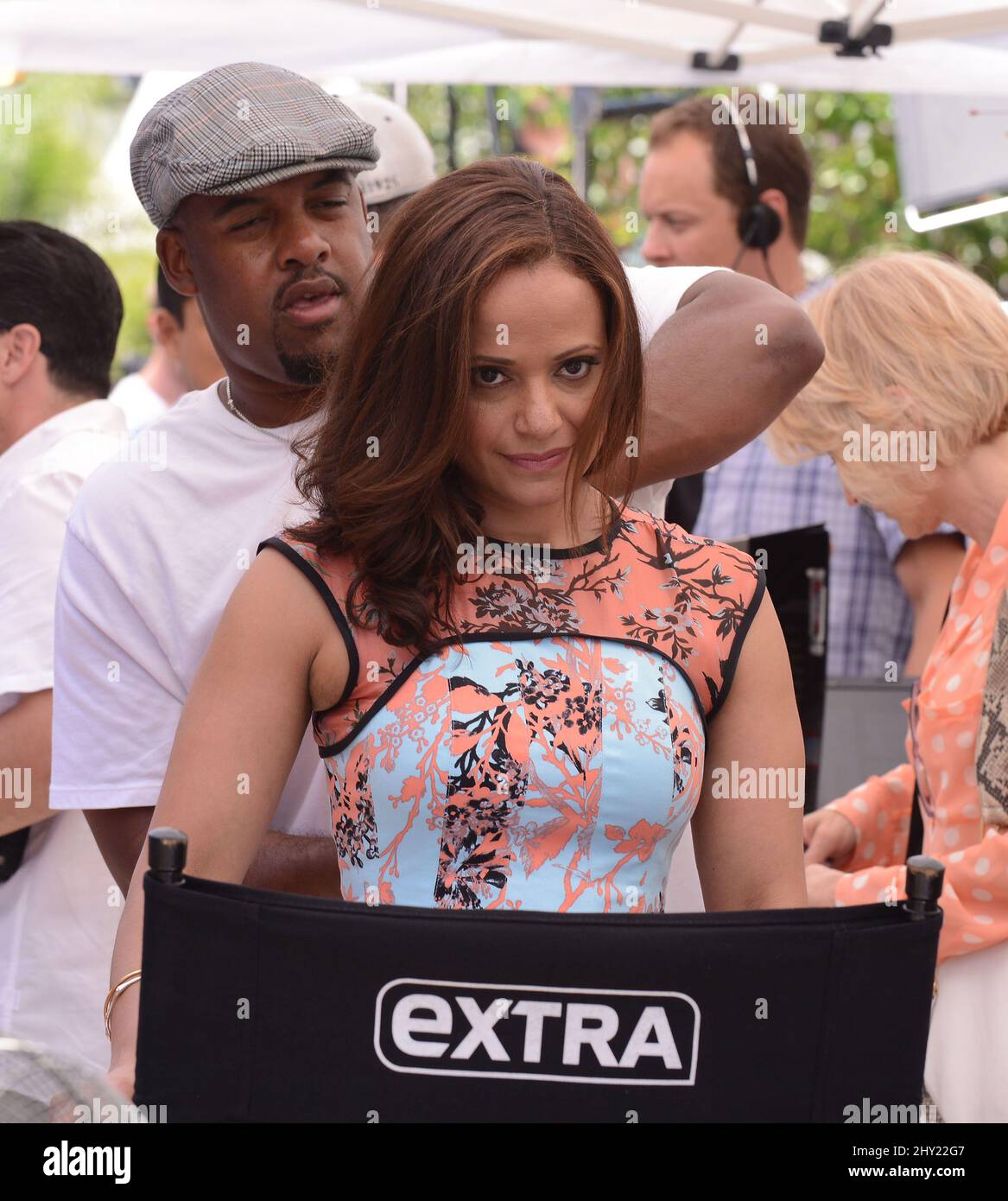 Judy Reyes durante le riprese di Extra al Grove, Los Angeles. Foto Stock