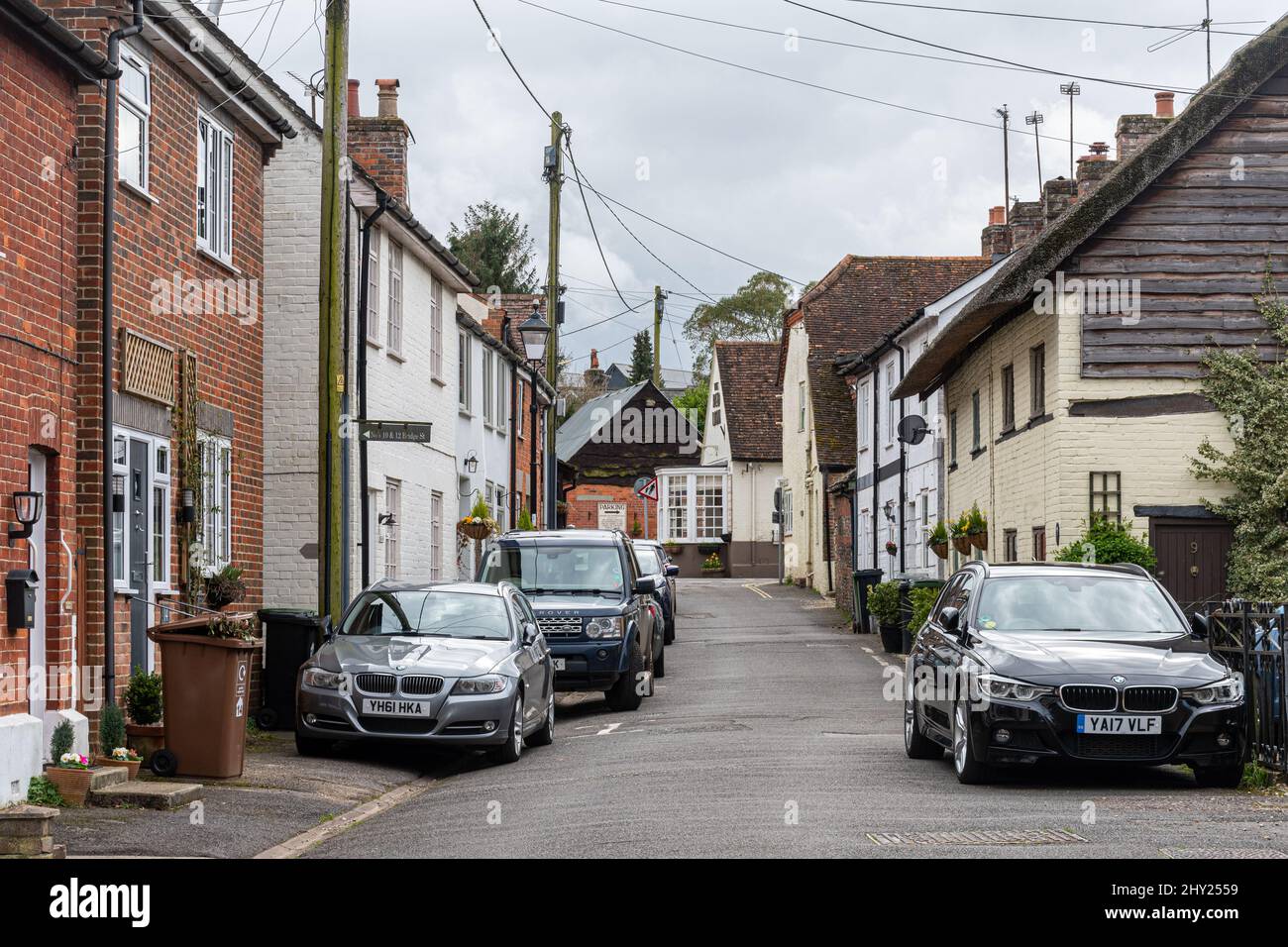 Vista delle case di Bridge Street nel villaggio di Overton, Hampshire, Inghilterra, Regno Unito Foto Stock