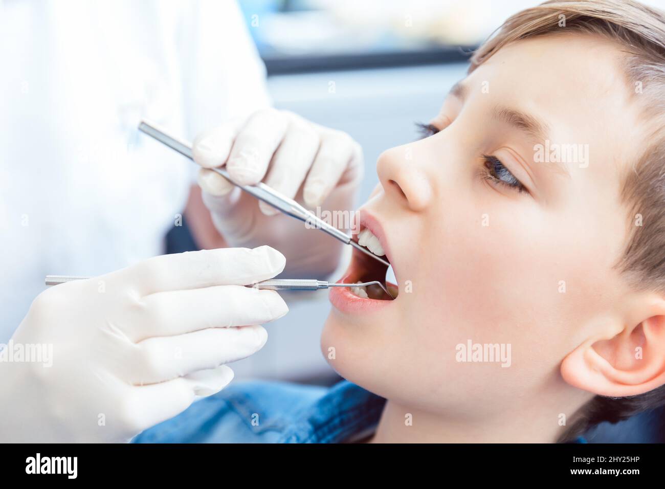 Ragazzo che ottiene il suo esame dentale Foto Stock