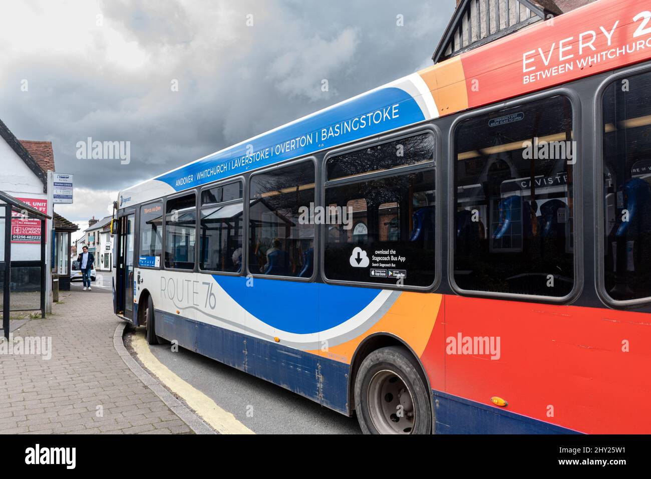 Autobus Stagecoach sulla linea 76 nel villaggio di Overton, Hampshire, Inghilterra, Regno Unito Foto Stock