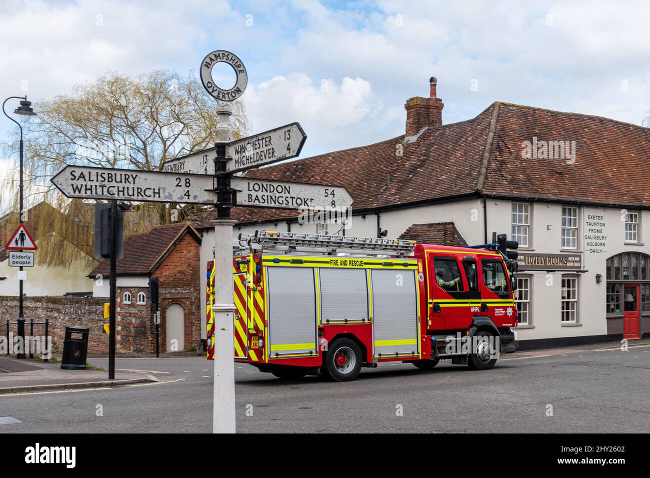 Motore antincendio che attraversa il centro di Overton, un grande villaggio dell'Hampshire, Inghilterra, Regno Unito Foto Stock