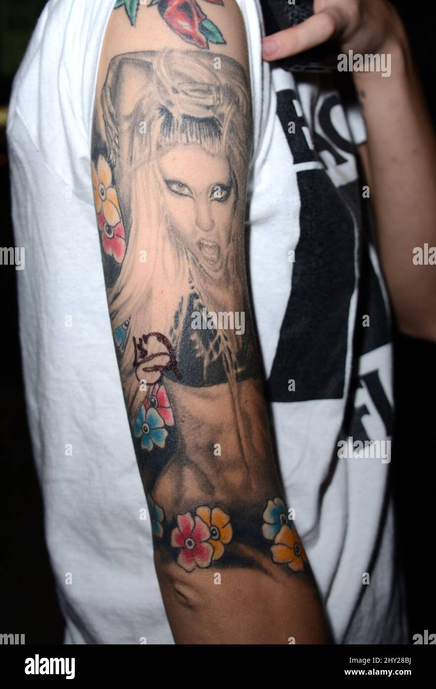 Un fan con un tatuaggio Lady Gaga sul loro braccio al Chateau Marmont Hotel, Los Angeles. Foto Stock