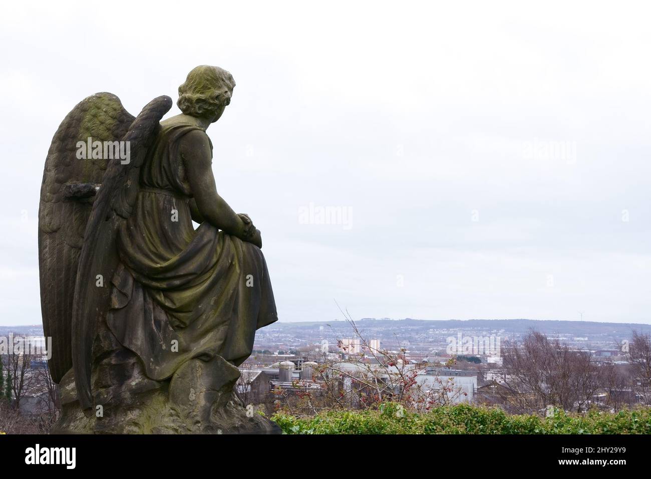 Una scultura in pietra commemorativa dell'angelo nel cimitero della necropoli di Glasgow che si affaccia su Glasgow in Scozia, Regno Unito Foto Stock