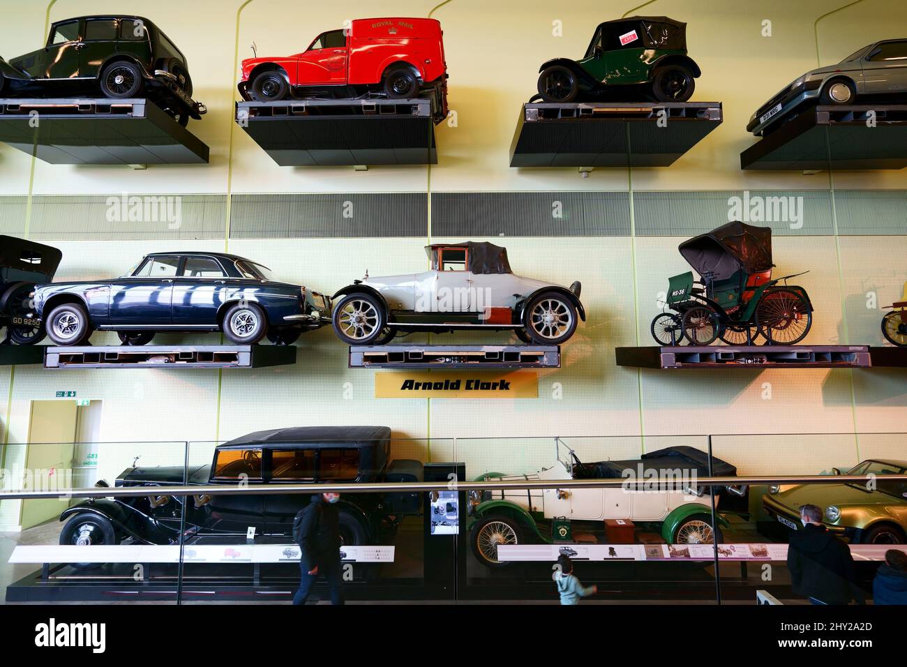 Passerella Arnold Clark nel Riverside Museum of Transport di Glasgow, con una dimostrazione di auto classiche Foto Stock