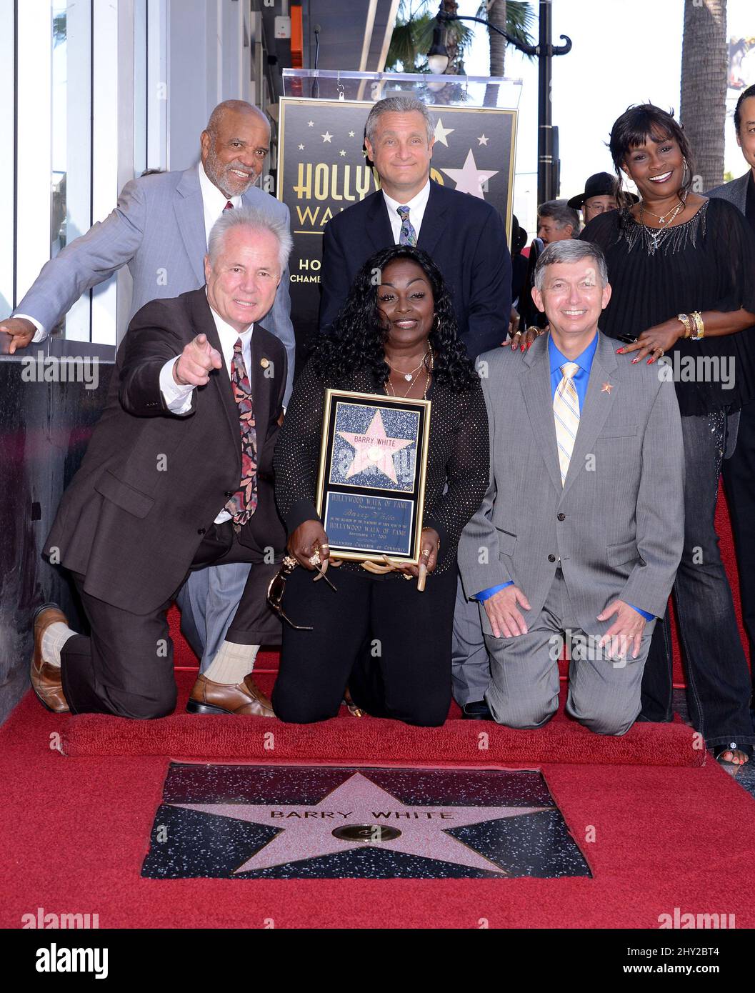 Berry Gordy, Glodean White, Linda James, Tom LaBonge e Leron Gubler partecipano a una cerimonia che premia Barry White una stella sulla passeggiata di Hollywood di fama a Hollywood, California. Foto Stock