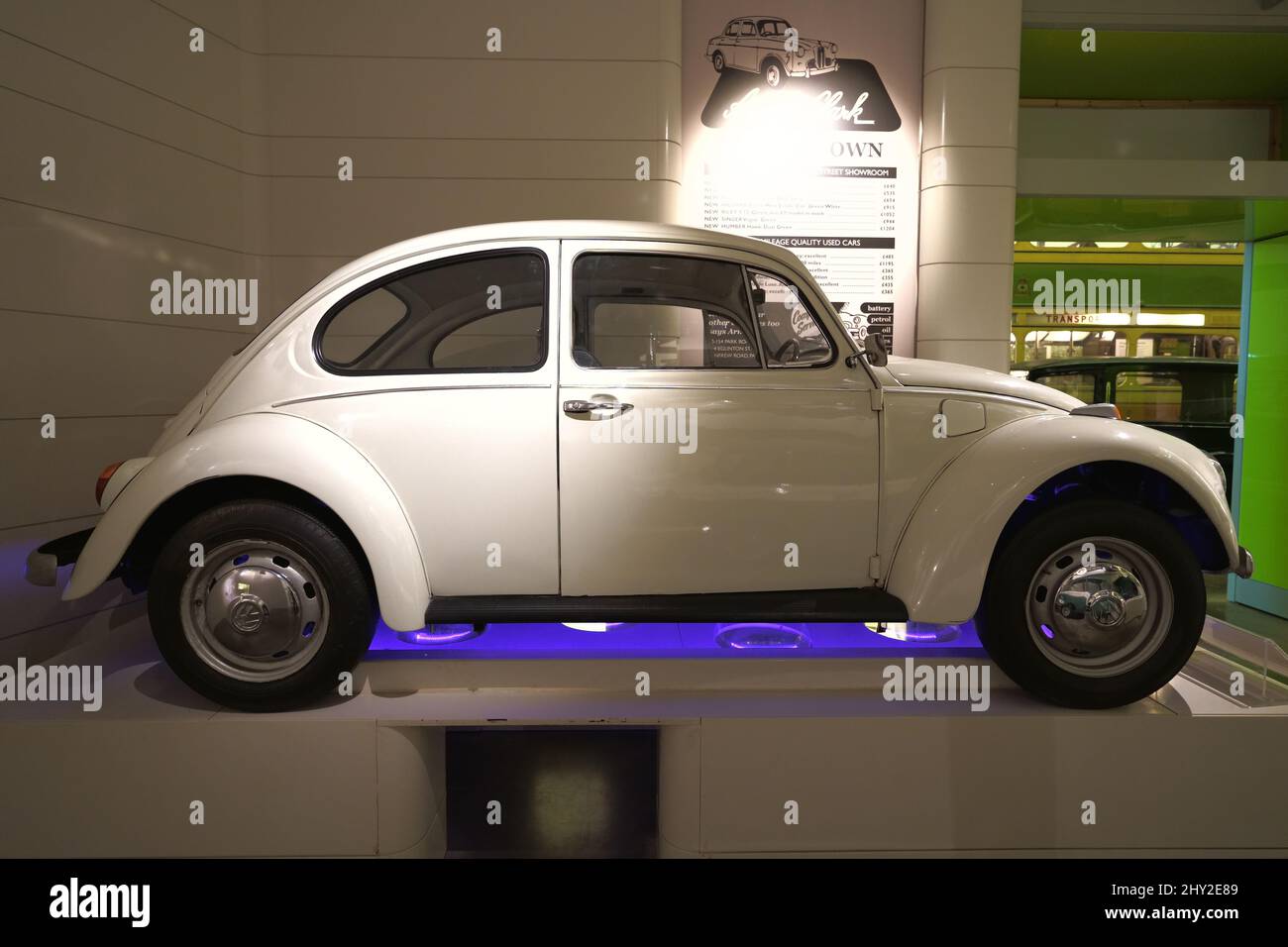 Classico Volkswagen Beetle nel Riverside Museum, il museo dei trasporti di Glasgow Foto Stock
