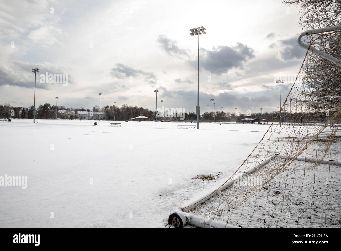 Campi da calcio vuoti coperti di neve Foto Stock