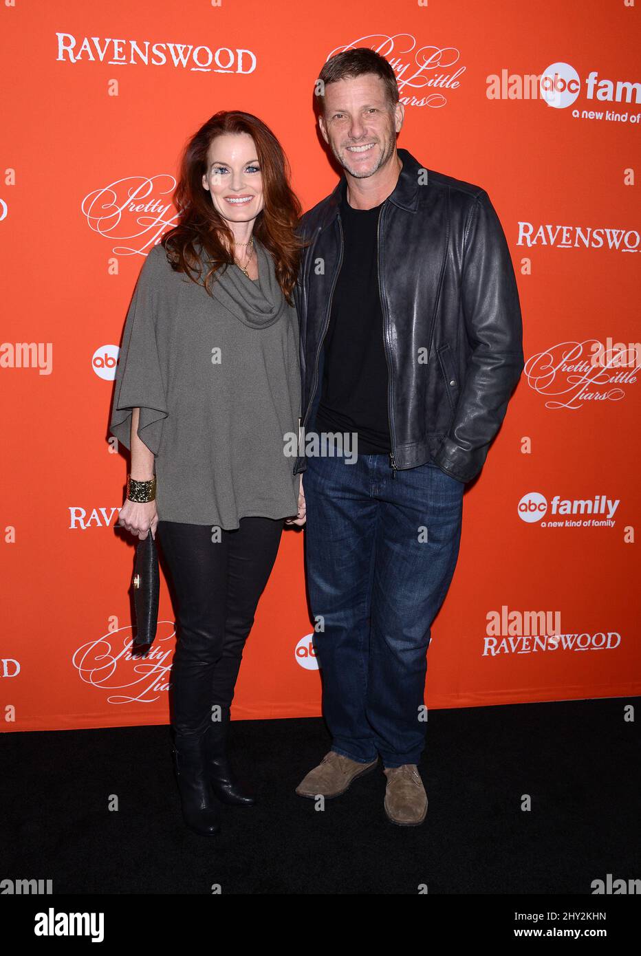 Laura Leighton e Doug Savant hanno partecipato alla proiezione di Halloween 'Pretty Little Liars' tenutasi al Cimitero di Hollywood Forever a Los Angeles, USA. Foto Stock